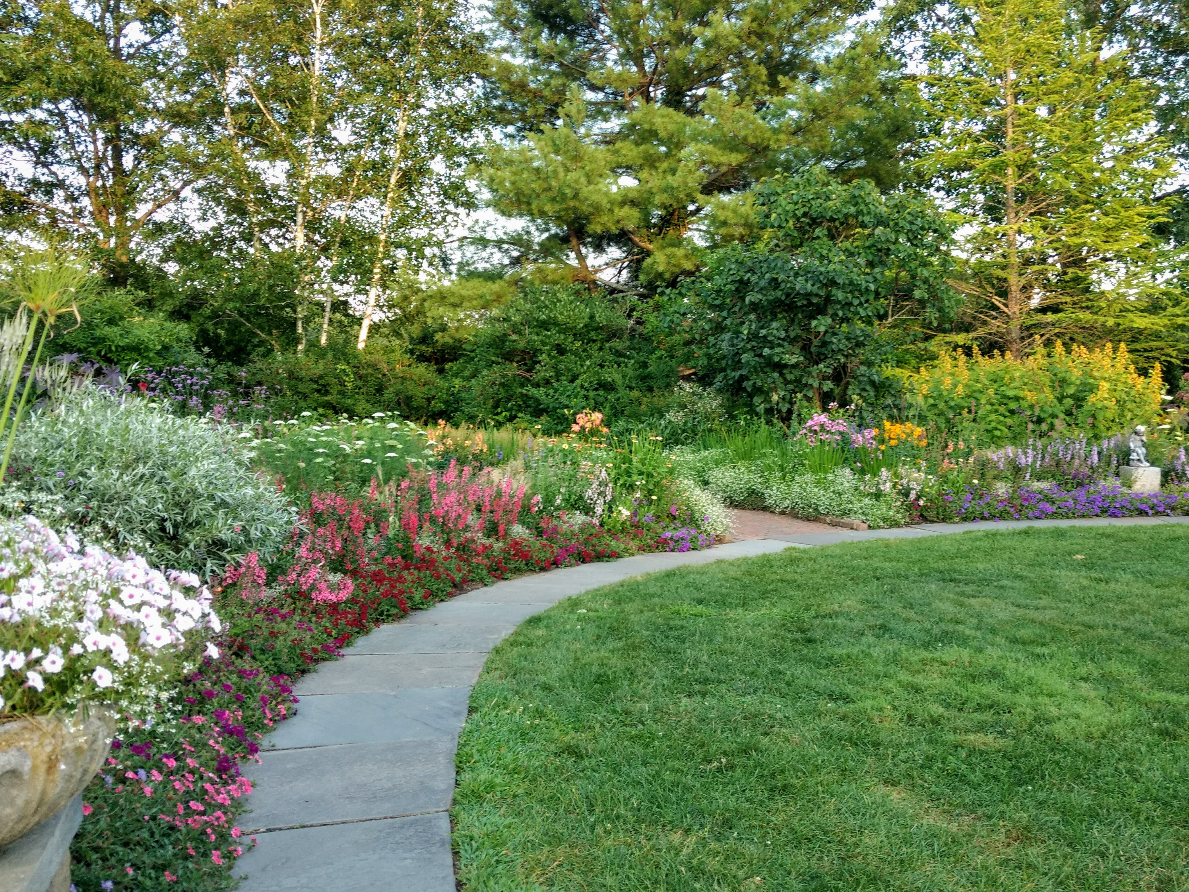 Благоустройство участка частного дома в Волжском и Волгоградской области